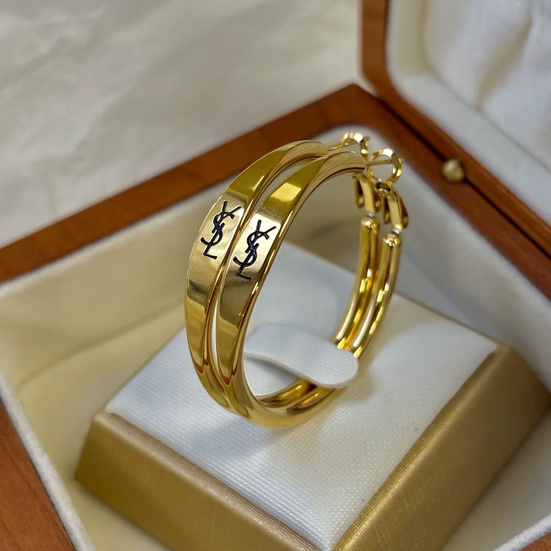 ✨ 14K Gold-Plated Designer-Inspired Hoop Earrings – Only $19.95!